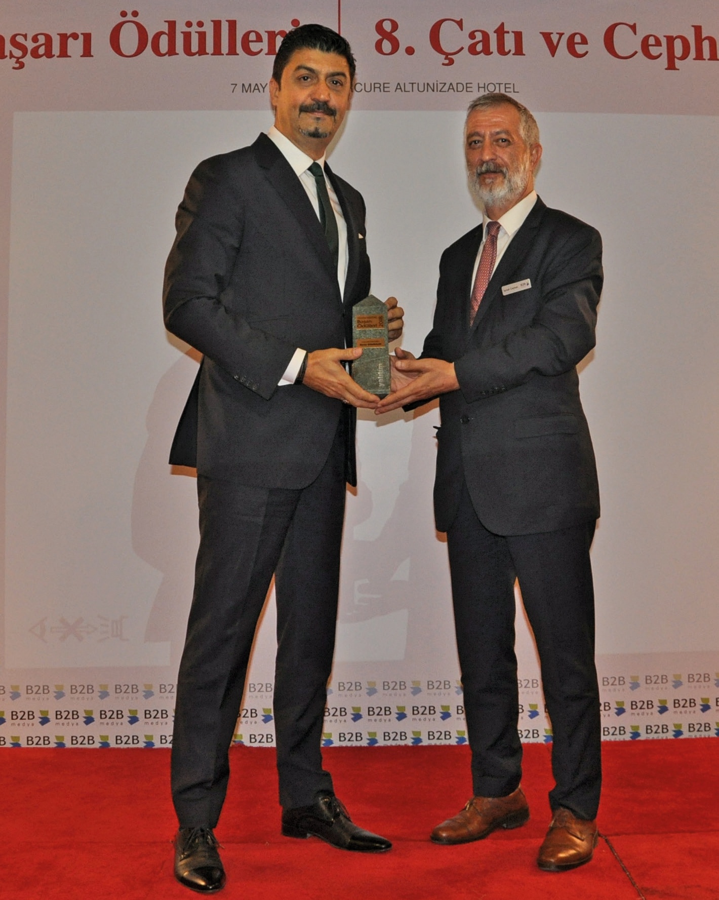 Yılın Profesyoneli Ödülü'nü kazanan Fullboard Genel Müdürü Savaş Güzelküçük ödülünü B2B Medya Genel Müdürü İsmail Ceyhan'ın elinden aldı.