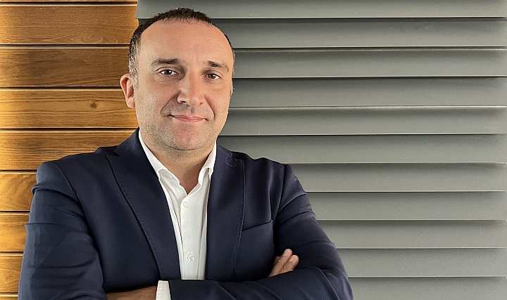 Çuhadaroğlu Grup Şirketleri Pazarlama Müdürü Ali Tuna Şenatlı: 'Güvenilir, Güçlü ve Akılda Kalıcı Bir Marka Olmanın Yolu Sözünü Tutan Bir Yapıdan Geçer' Çuhadaroğlu Grup Şirketleri Pazarlama Müdürü Ali Tuna Şenatlı: 'Güvenilir, Güçlü ve Akılda Kalıcı Bir Marka Olmanın Yolu Sözünü Tutan Bir Yapıdan Geçer'