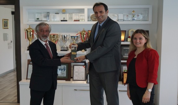 Çatı Cephe Malzemeleri Ödülleri'ni Kazananlar Ödüllerini Alıyor Çatı Cephe Malzemeleri Ödülleri'ni Kazananlar Ödüllerini Alıyor