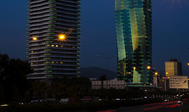 Cepheler Konuşuyor: Mimari Kimliğin Işıkla Buluşması Cepheler Konuşuyor: Mimari Kimliğin Işıkla Buluşması