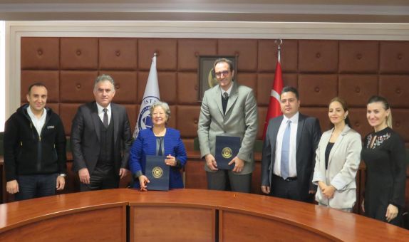 Çuhadaroğlu ve Aydın Üniversitesi Arasında İş Birliği Protokolü İmzalandı Çuhadaroğlu ve Aydın Üniversitesi Arasında İş Birliği Protokolü İmzalandı