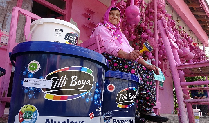 Isparta'lı 'Barbie Teyze'nin İsteğini Filli Boya Karşıladı Isparta'lı 'Barbie Teyze'nin İsteğini Filli Boya Karşıladı