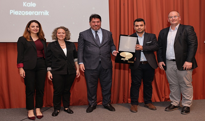 Kaleseramik'in İnovatif Piezoelektrik Kaplama Teknolojisi'ne Altın Çekül'den Ödül Kaleseramik'in İnovatif Piezoelektrik Kaplama Teknolojisi'ne Altın Çekül'den Ödül