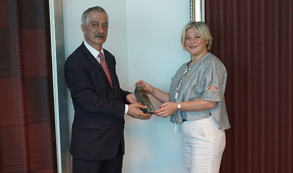 Onduline Avrasya Genel Müdürü Fulya Özgül Koçak Yılın Profesyoneli Ödülünü Aldı