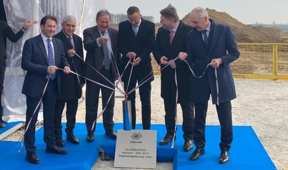 Şişecam Avrupa'daki İlk Cam Ambalaj Tesisinin Temelini Macaristan'da Attı