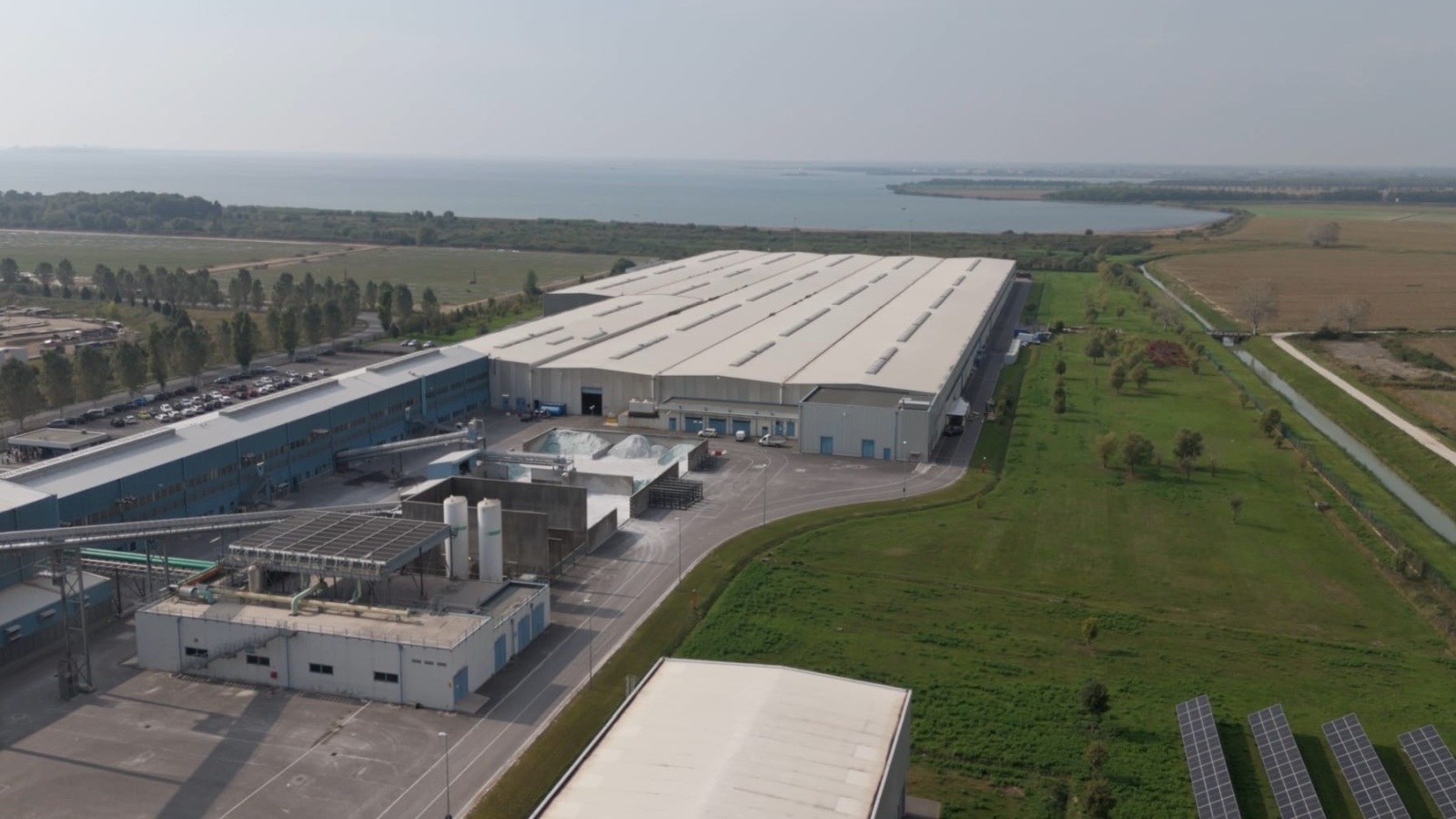 Şişecam Kuzey İtalya'daki Kaplamalı Cam Hattı Yatırımını Tamamladı Şişecam Kuzey İtalya'daki Kaplamalı Cam Hattı Yatırımını Tamamladı