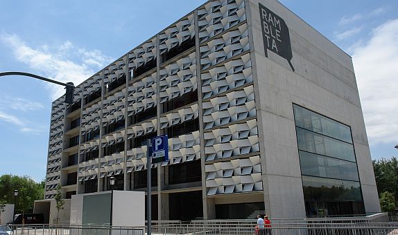 İspanya'da Tiyatro Binası, Gürcistan'da Gökdelen Saray Alüminyum ile Giydiriliyor İspanya'da Tiyatro Binası, Gürcistan'da Gökdelen Saray Alüminyum ile Giydiriliyor
