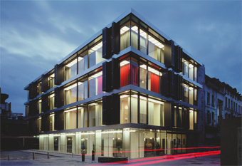 Hunter Douglas - Sliding Shutters Güneş Kırıcı Sistemleri Hunter Douglas - Sliding Shutters Güneş Kırıcı Sistemleri